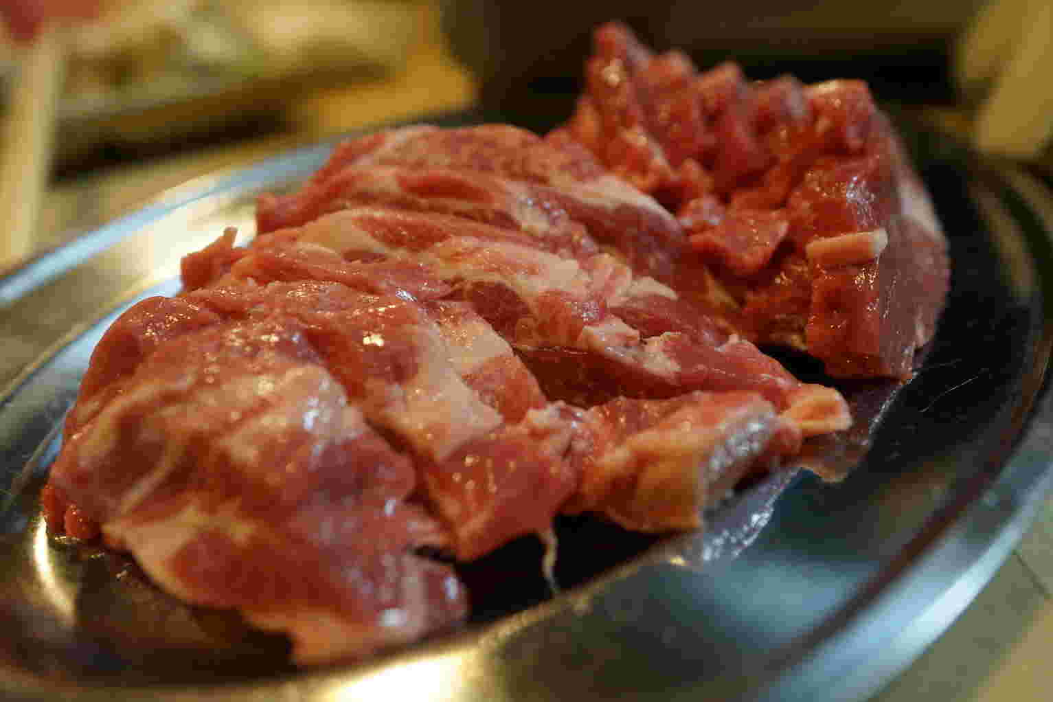 そろそろ焼かれそうな肉