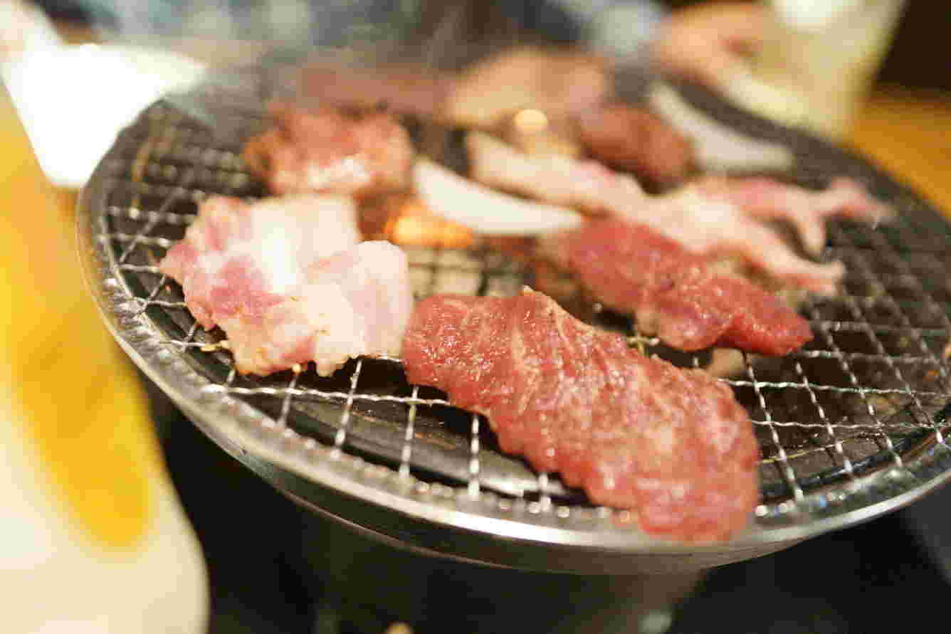 焼肉が焼かれているようす