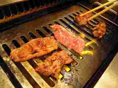 焼肉を焼く