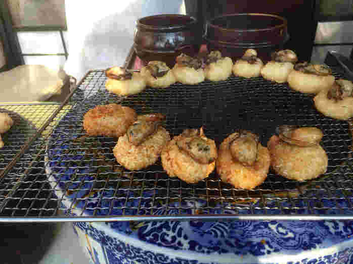 網の上で焼かれるおにぎり