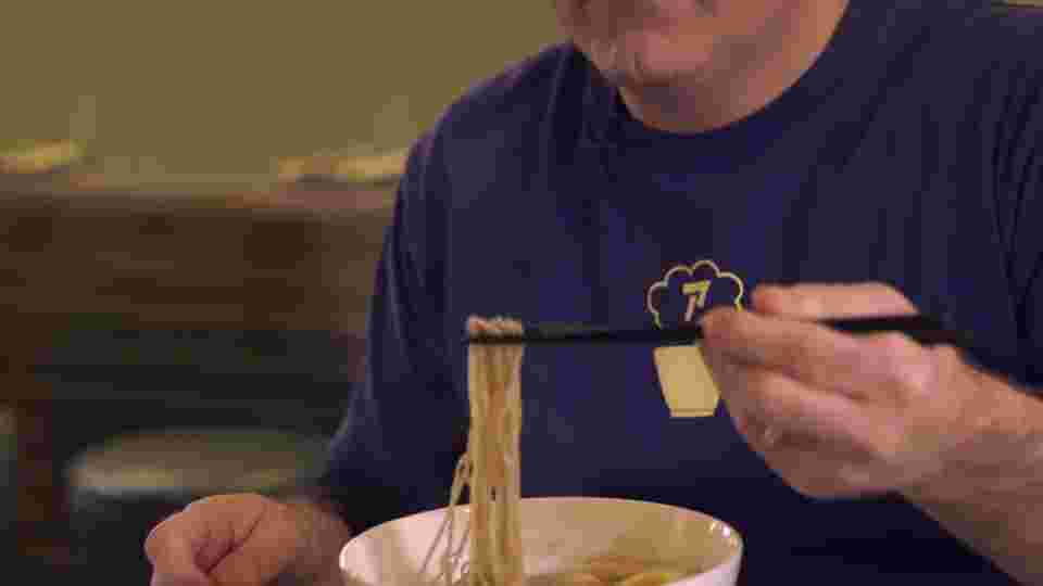 ラーメンを食べる人