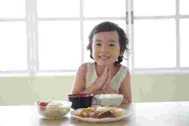 子どもがご飯を食べるイメージ