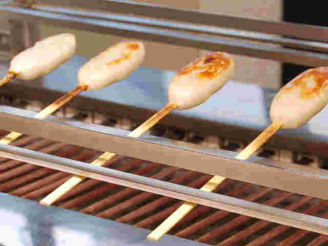 笹かまぼこの焼き作業