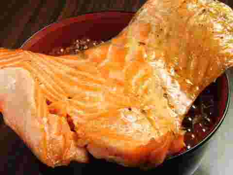 大きな鮭と沢山のイクラの一心丼