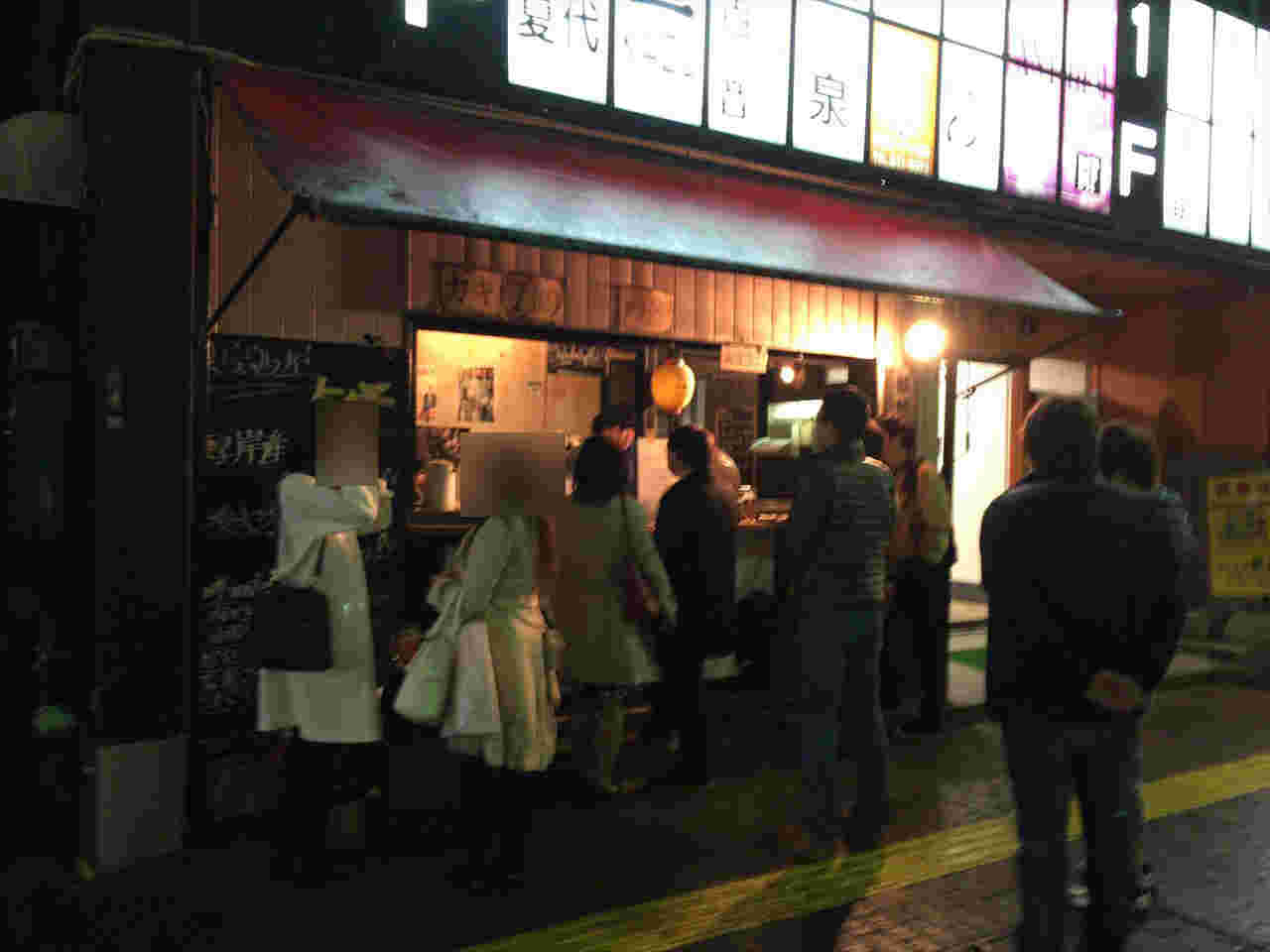 軒先で牡蠣を味わうお客たち
