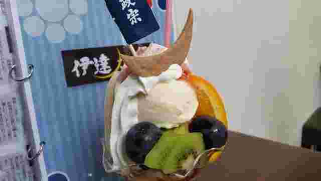 伊達政宗をモチーフとしたフルーツたっぷりの美味しそうなパフェの画像