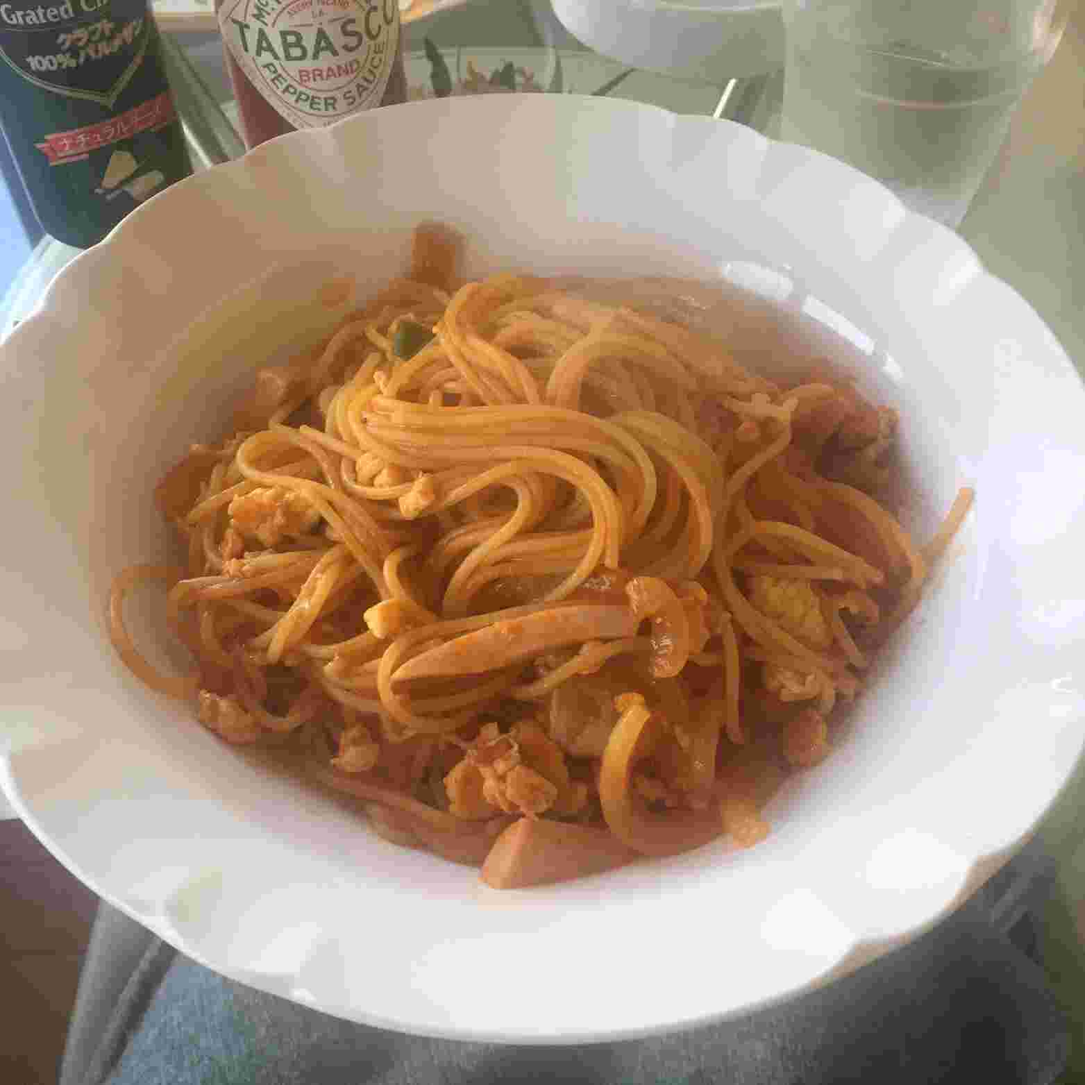 湯気ののぼるパスタ