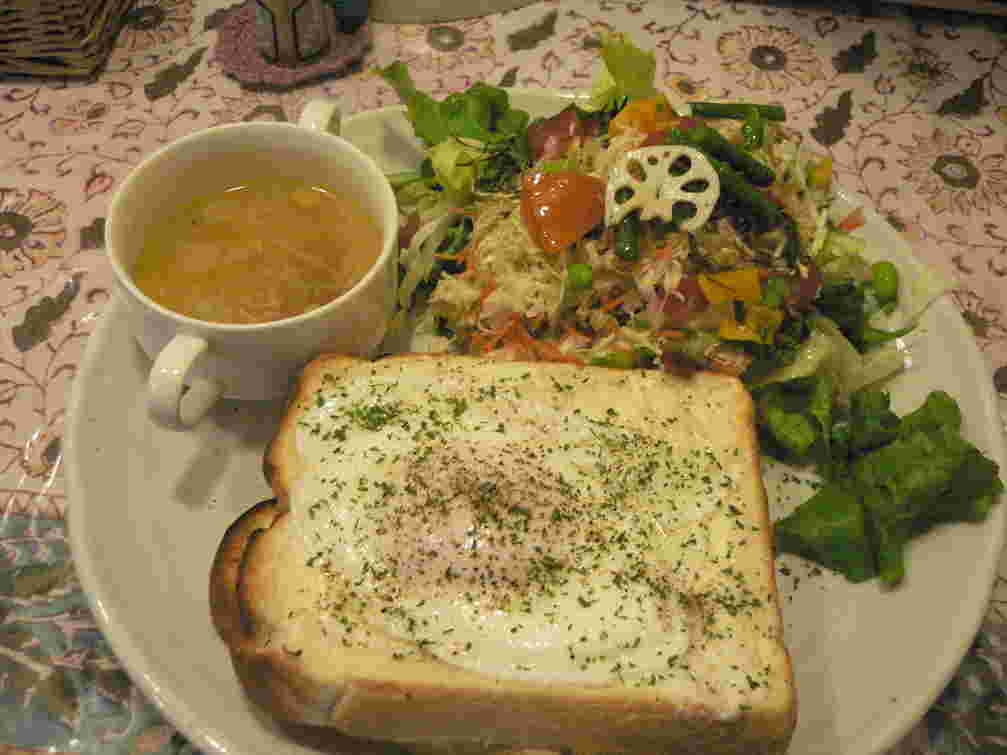 おいしそうなトーストとサラダ