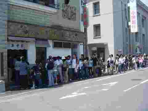 店舗前の大行列