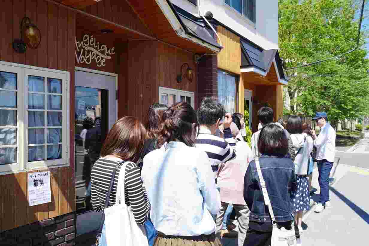 函館のアンジェリックヴォヤージュの店前に並ぶ人、人、人。