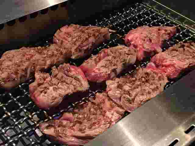 網で焼かれた牛肉