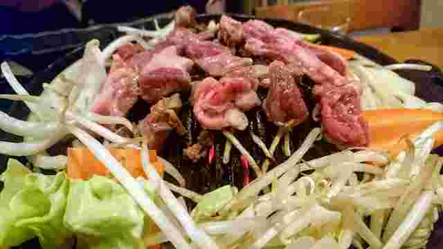 ジンギスカンを焼いている場面