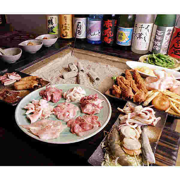 囲炉裏で焼肉をする風景