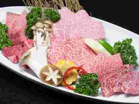 サシが入った肉の盛り合わせ