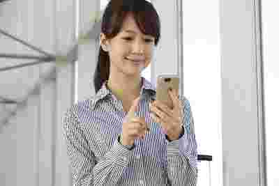 スマホを使う女性