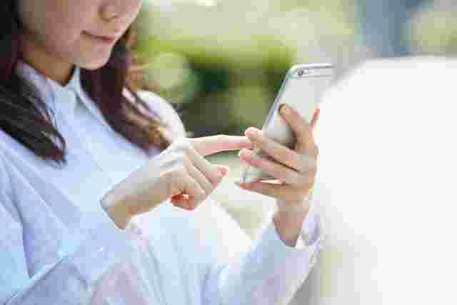 スマホを使う女性