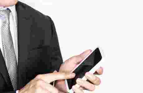 スマホを使う男性