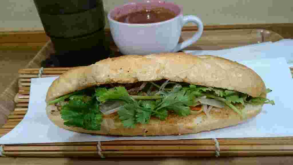 バインミーシンチャオの豚焼肉バインミーとベトナムコーヒー
