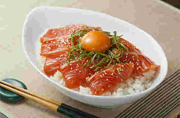 めんつゆで簡単！サーモンの漬け丼