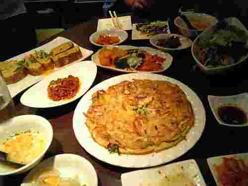 テーブルに並んだ韓国料理