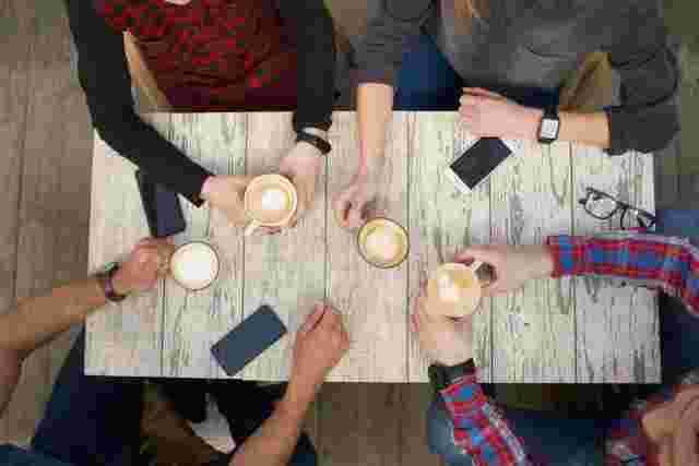 4人でコーヒーを囲む