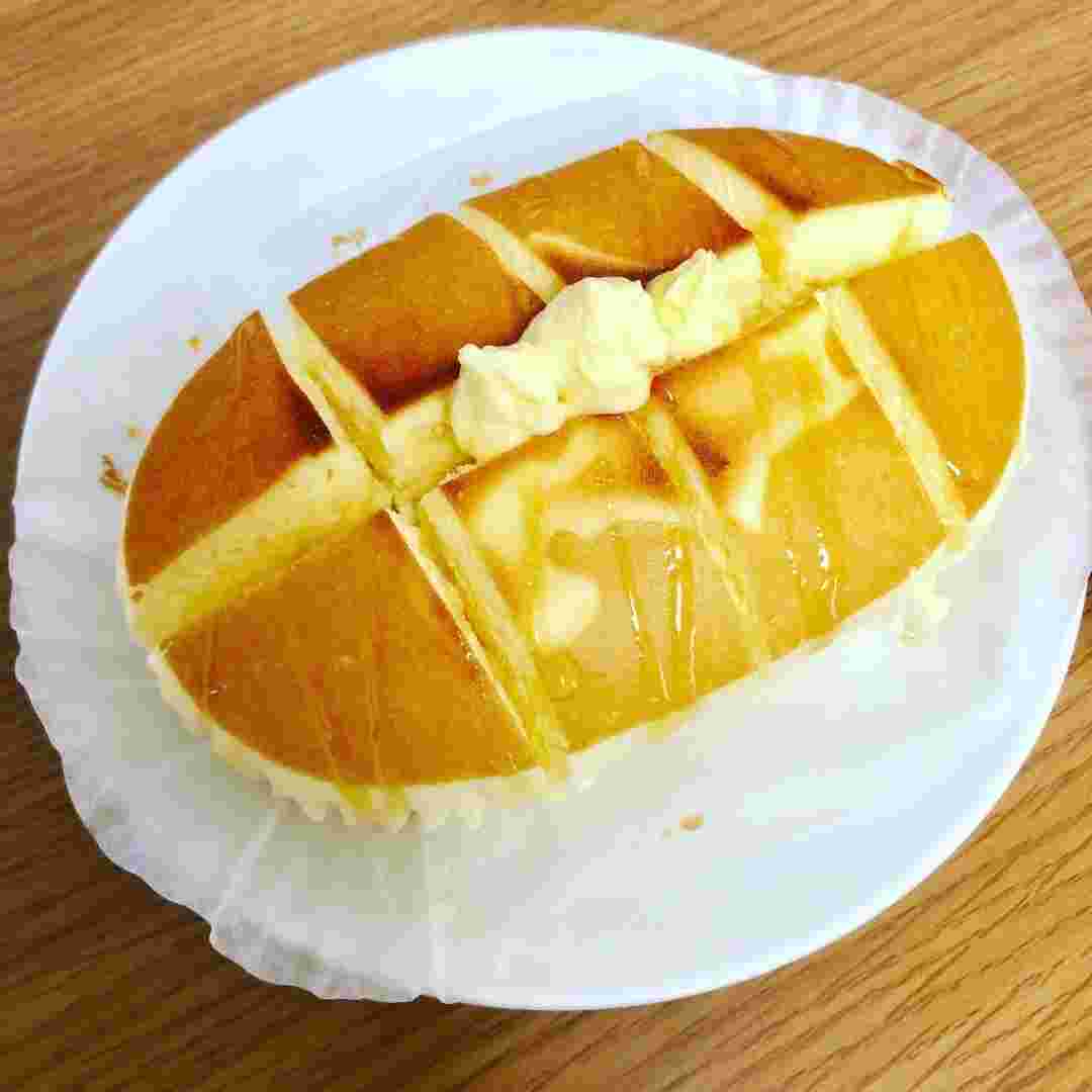 はちみつをかけた北海道チーズ蒸しケーキ