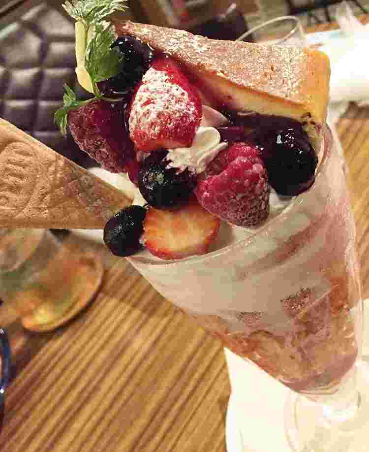 カフェ ユリョーのボリューム満点の名物パフェ