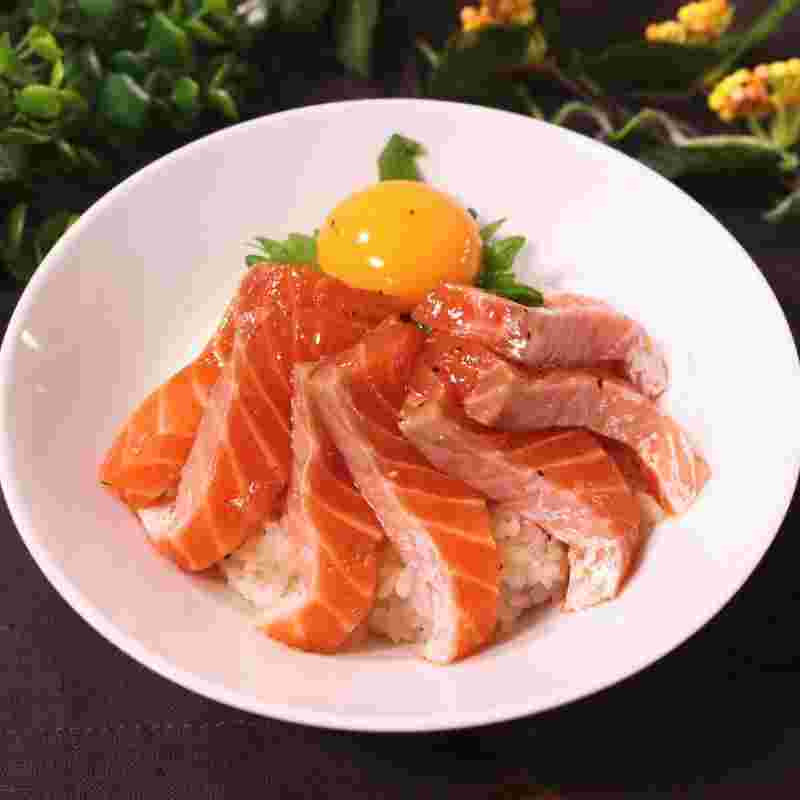 サーモンのブラックペッパー漬け丼