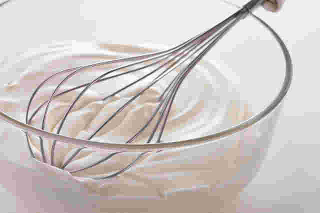 生クリームを泡立てている