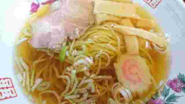 モチモチとした中華麺と、醤油ベースのスープにメンマやナルト、チャーシューが入ったラーメンの画像
