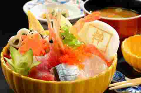 海老、海老っ子、マグロやホタテなどが乗った海鮮丼の画像