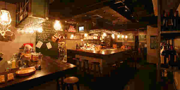 まるでスペインのバルのような店内
