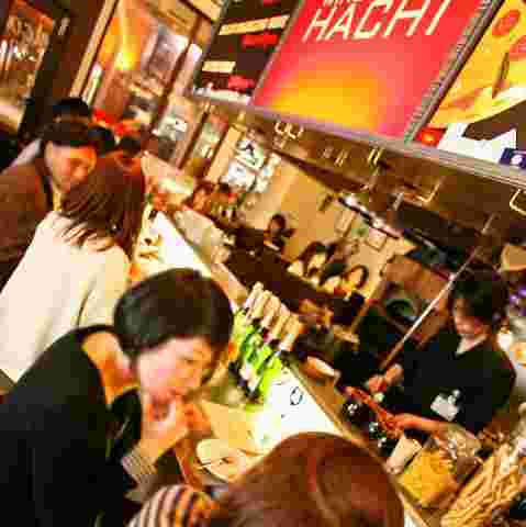 カップルや女性で賑わう店内