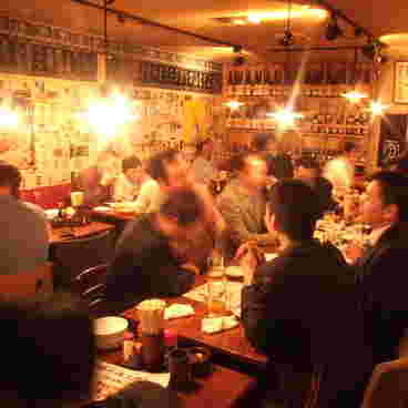レトロな店内で賑わうサラリーマンの多いお店
