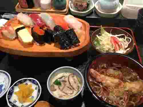 寿司やサラダ、蕎麦のセット