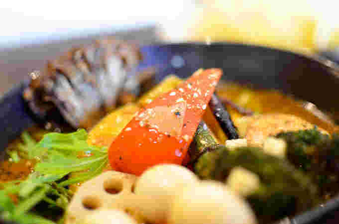 スープカレーの上の野菜