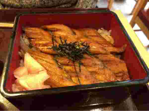 お重に敷き詰められた穴子丼