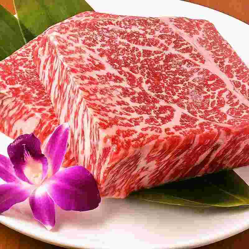 刺しのある牛肉の塊が美味しそうにみえる