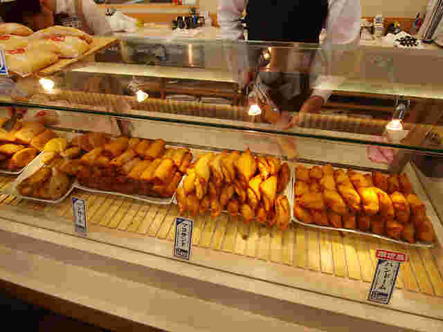 かま栄の店舗のショーケース