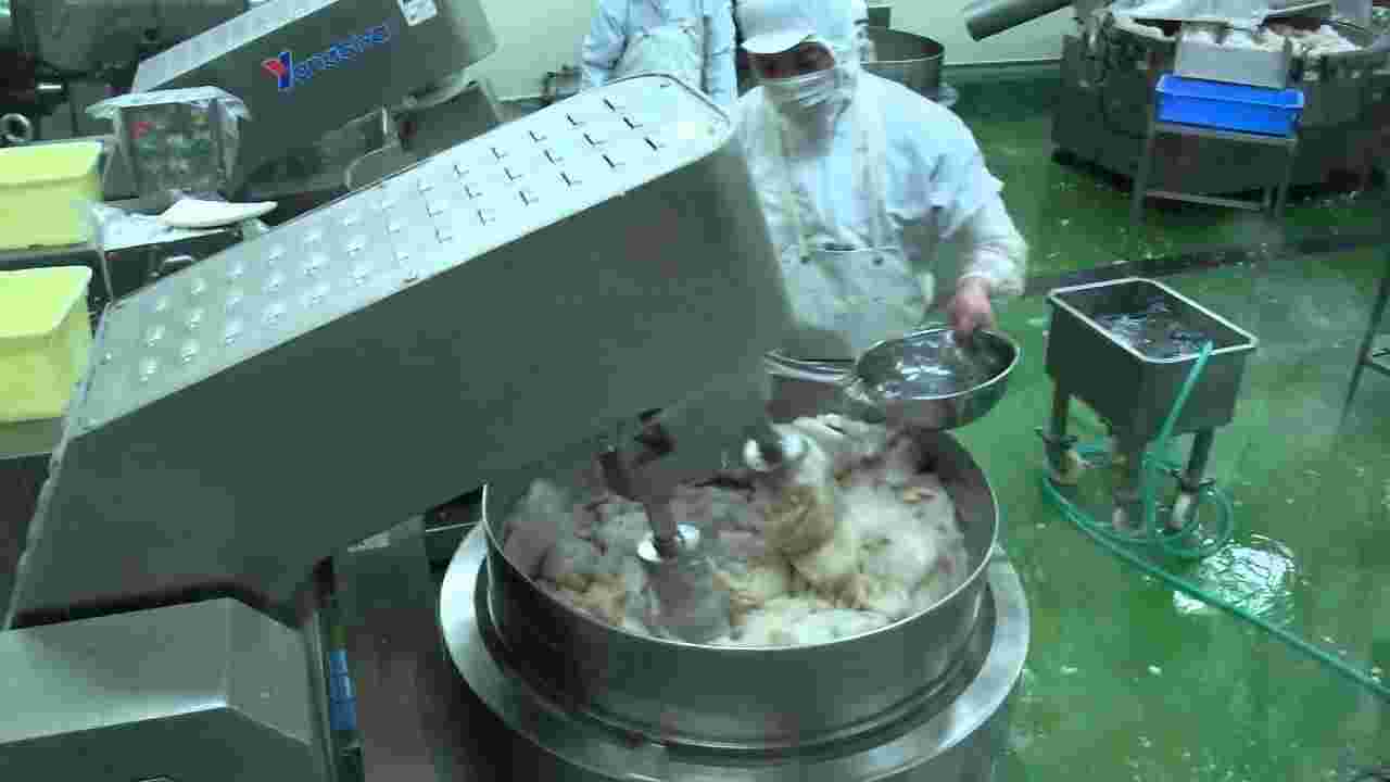かま栄工場で作業をしている人