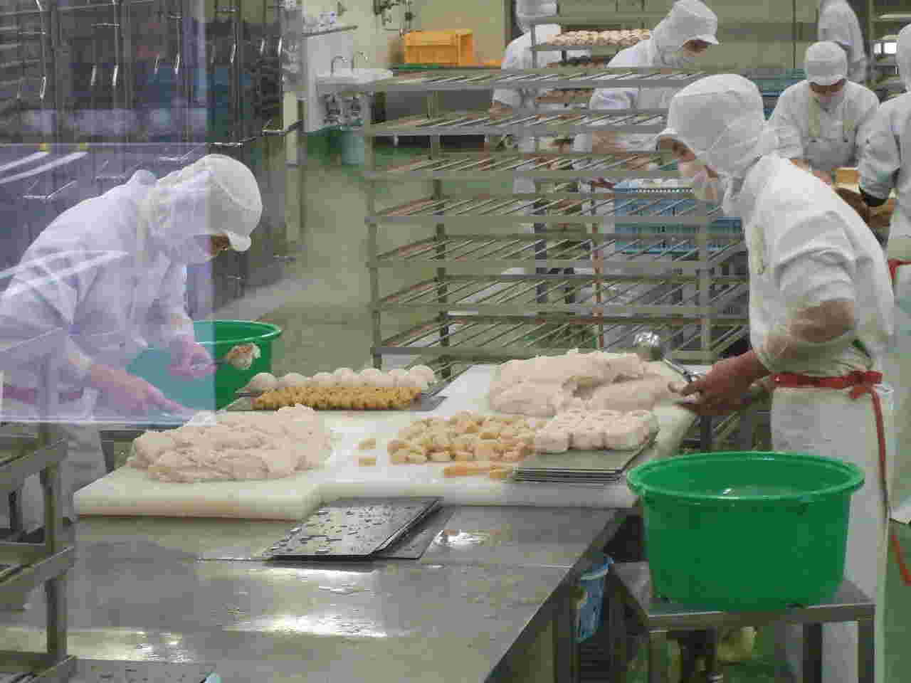 かま栄工場で手作業をしている男性たち