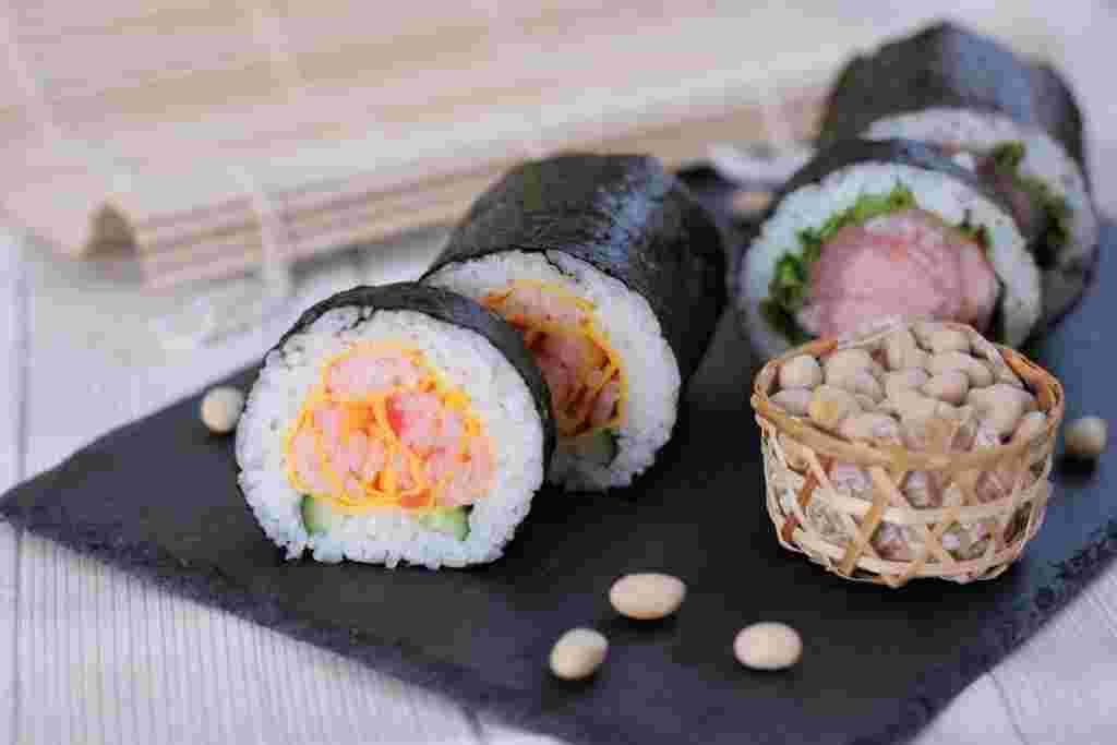 節分の豆とおしゃれなバラ恵方巻き