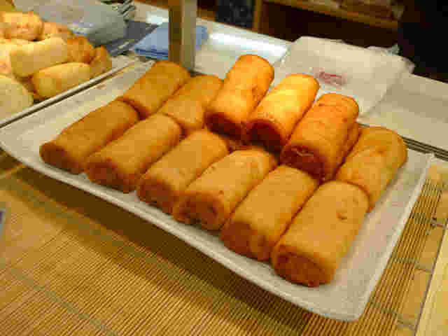 ショーケースに並んだかま栄のパンロール