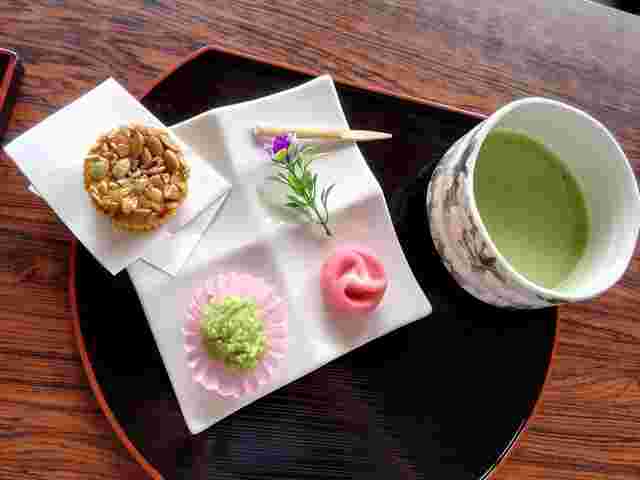 抹茶とずんだ餅、練り切り、赤カボチャのタルトが乗ったお盆の画像