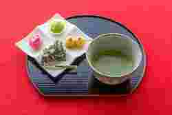 みたらし団子とずんだ餅などの和菓子と抹茶の画像