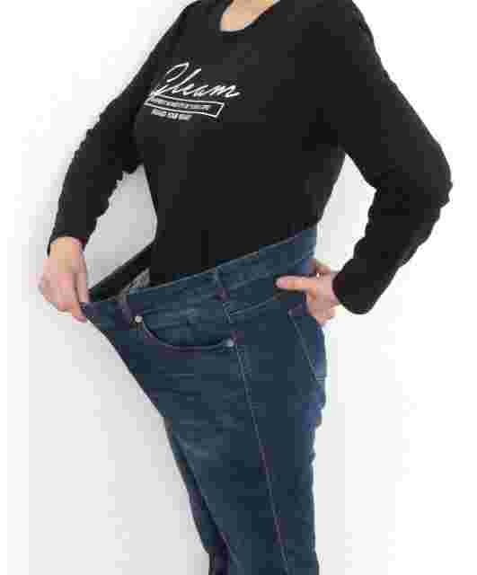 ズボンが緩くなってダイエットに成功した女性