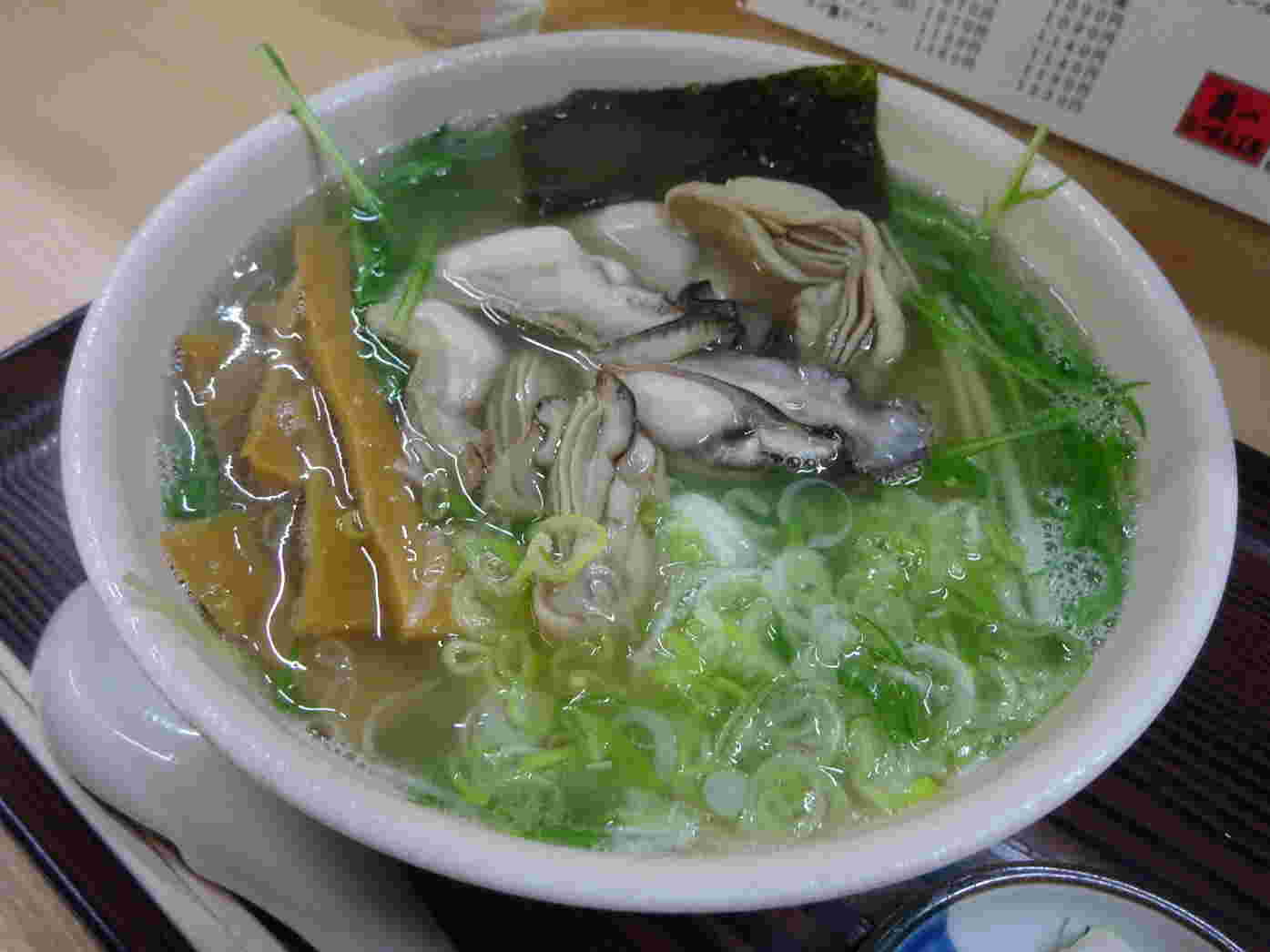 カキの入ったラーメン