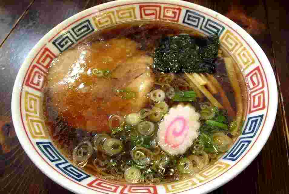 濃厚な色合いのラーメン