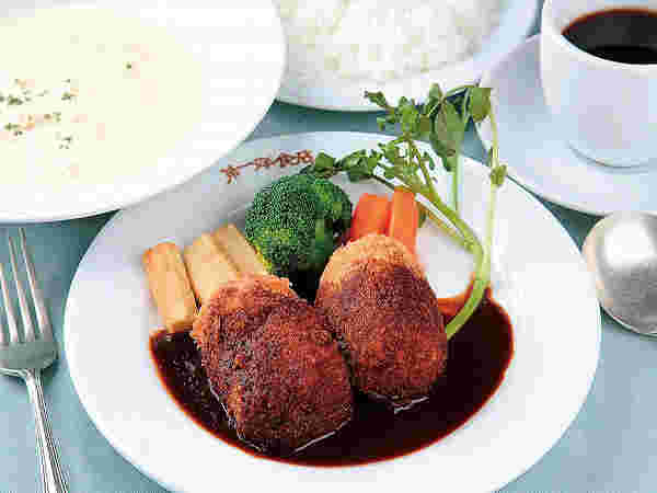 第一洋食店の自慢のミートコロッケランチ