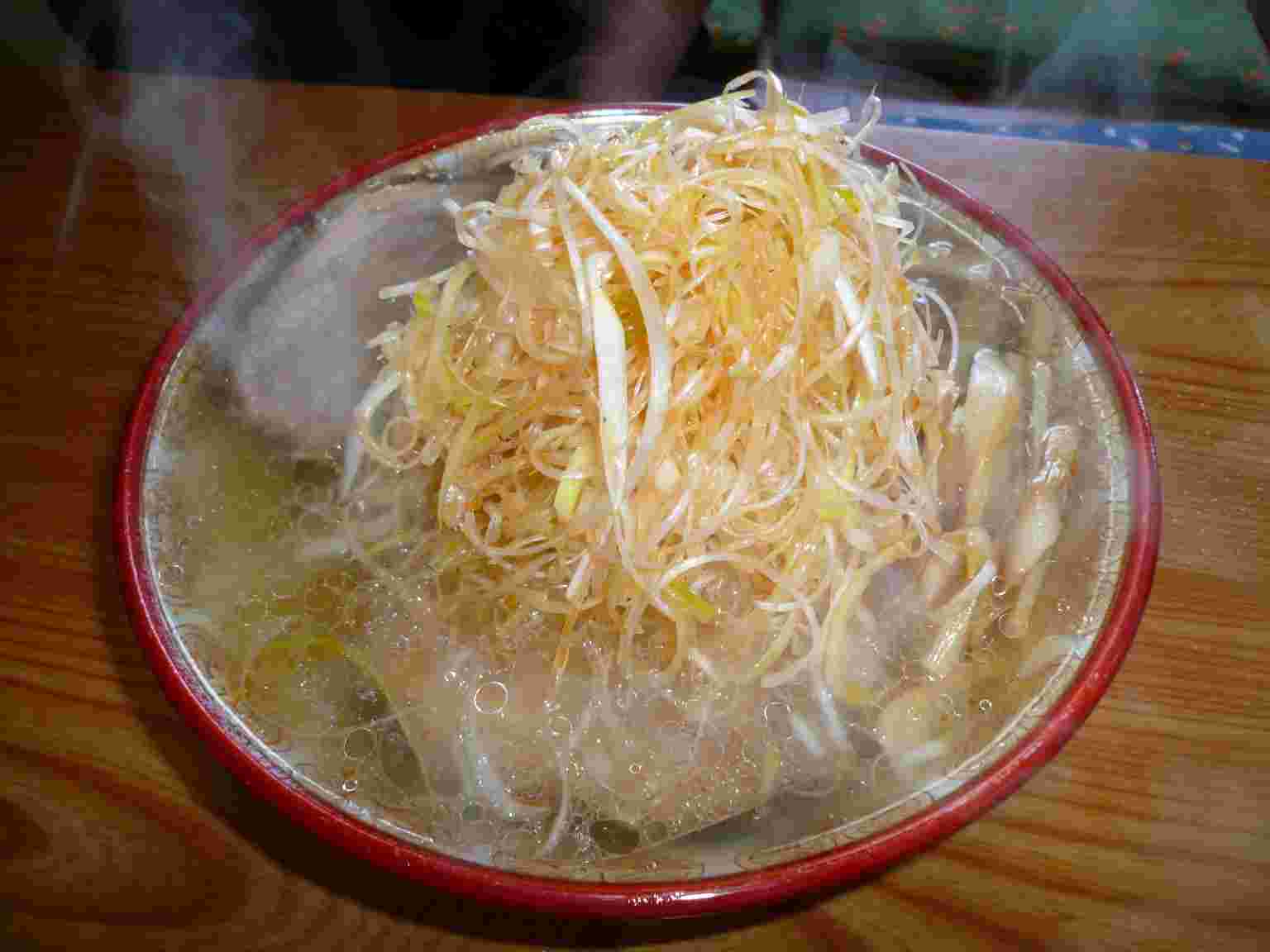 湯気のあがるラーメン